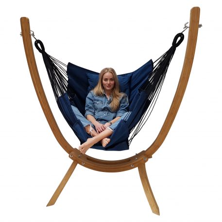 Denim hangstoel met bamboe standaard