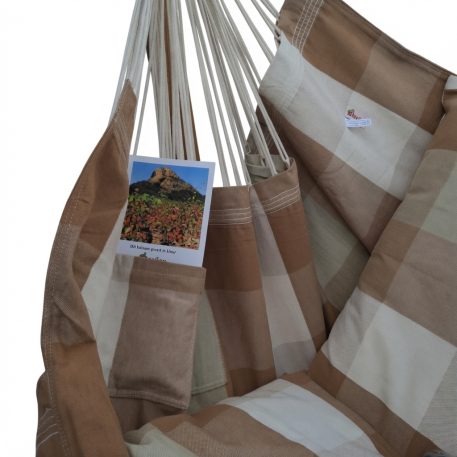 Lettino realizzato in cotone biologico, che cresce nei suoi colori naturali originali di marrone, beige, verde ed ecru, insieme all'eucalipto Arc. - immagine 3